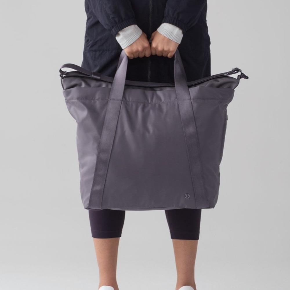 NWOT lululemon carry the day bag w/ heatproof pocket - size: 22L - color: magnum